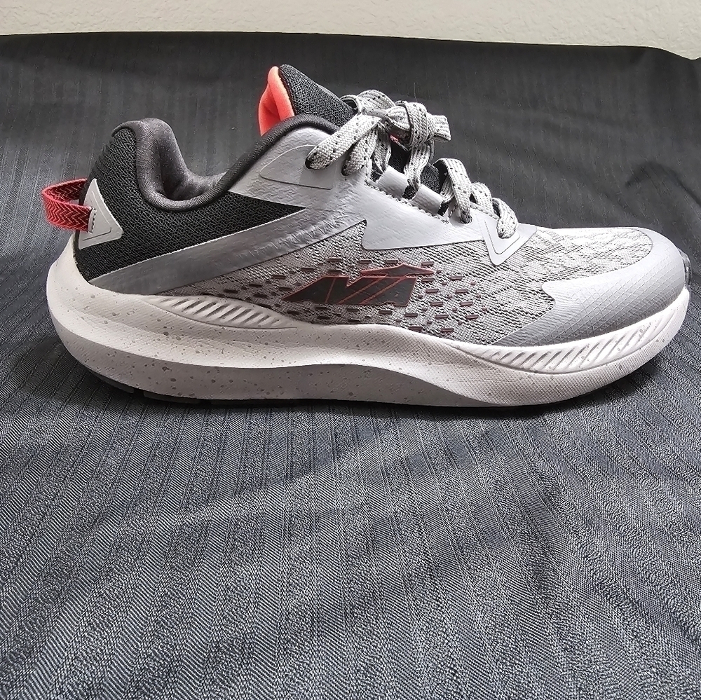 *RIGHT SHOE ONLY* Men's Avia running shoe. Size 10. Replacement shoe, am…